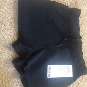 NWT Lululemon on the fly short size 6